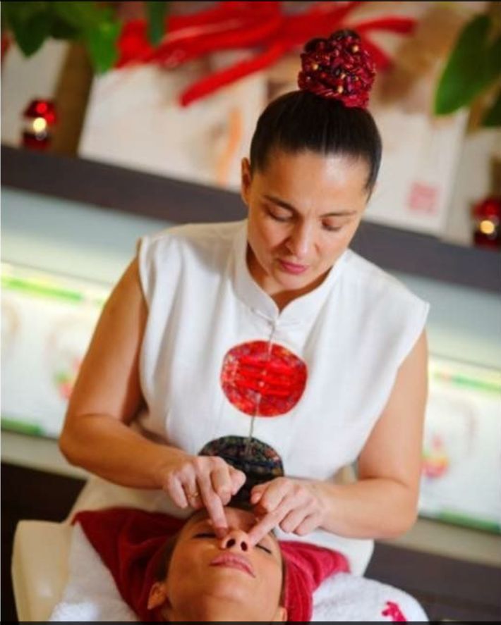 Massage thérapeutique du visage basé sur la médecine chinoise 
